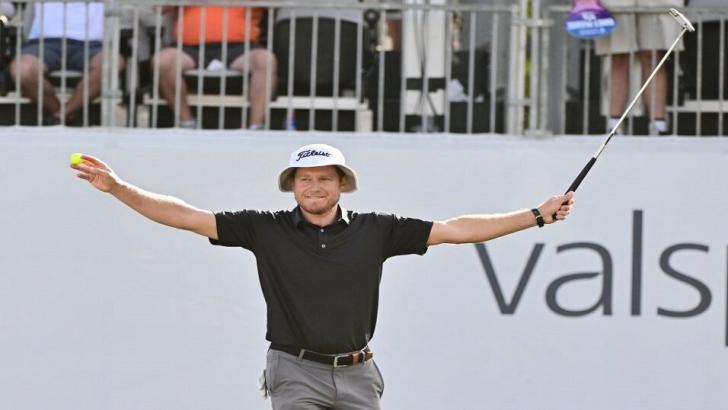 Peter Malnati celebrating sinking a putt at the Valspar Championship